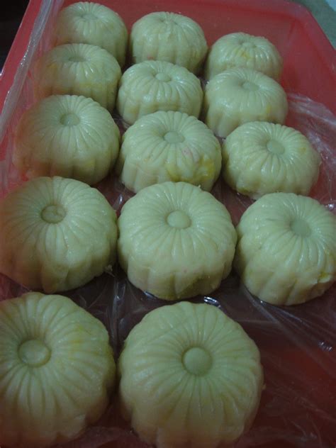 Rainbows: Soft and Creamy Durian Mooncake....