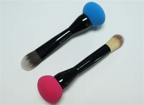 Foundation brush versus sponge | Queen Brush