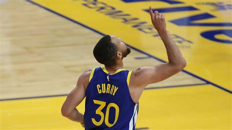 Steph Curry makes 11 3s, scores 49 points to help Warriors roll