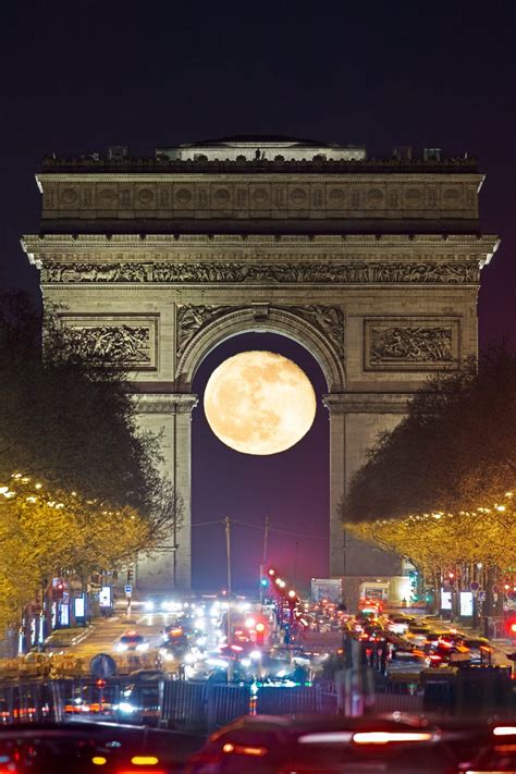 Paris’s Arc de Triomphe Perfectly Frames a Glowing Full Moon in a ...