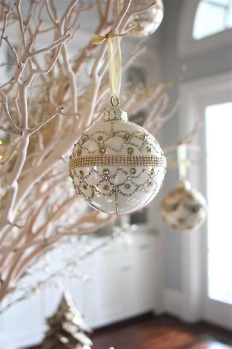 3 Unique Ways to Display Christmas Ornaments at Home | bluegraygal | Vintage christmas ornaments ...