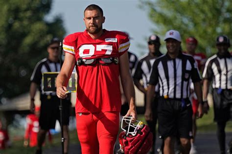 Travis Kelce punches Jack Cochrane at Chiefs training camp