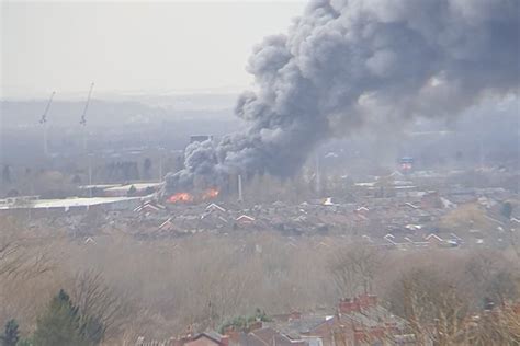 Major incident declared after large fire hits Manchester warehouse ...