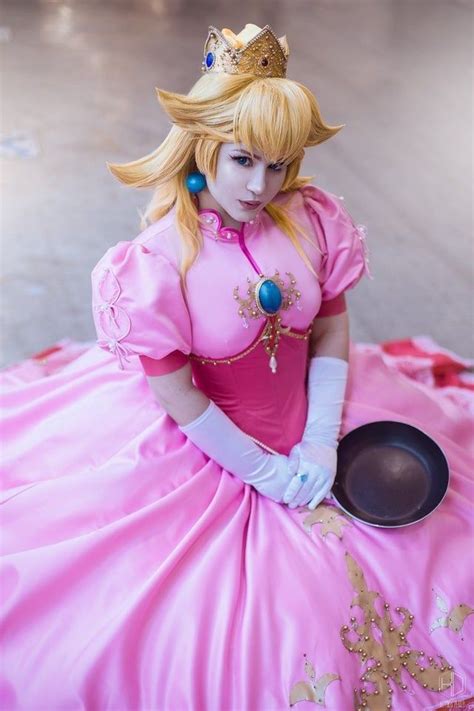 Princess peach melee cosplay with frying pan | Princess peach cosplay ...