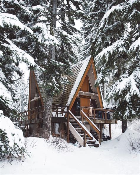 Winter cabin in the Pacific Northwest. #LogHomeDecorating | Cabins in ...