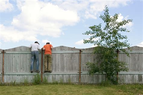 Good Fences: 10 Tips on Dealing With Difficult Neighbors – Homes.com Real Estate Tips