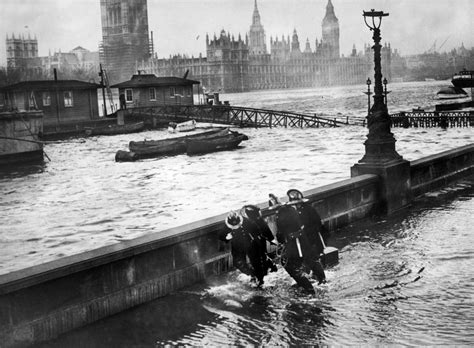 25 Unbelievable Historic Pictures Of Britons Taking On The Thames Floods... And Winning (PHOTOS ...