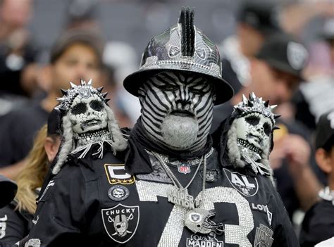 NFL football fan costumes: 47 photos of best dressed fans in crazy ...