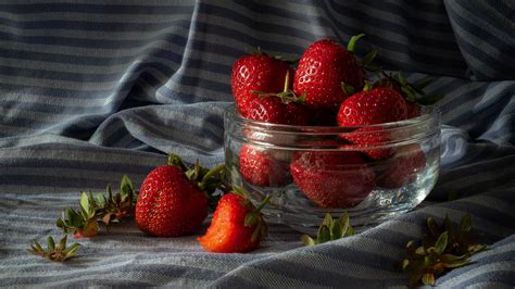 Download wallpaper 3840x2160 strawberries, berries, fabric 4k uhd 16:9 hd background