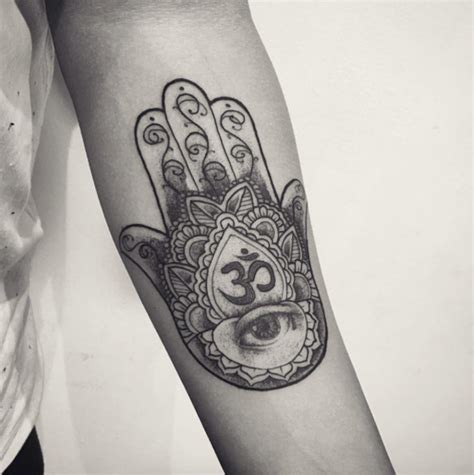 40 Flawless Hamsa Hand Tattoo Designs - TattooBlend