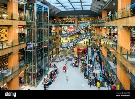 Centre Commercial Illa Carlemany, Andorra La Vella, Andorre Photo Stock - Alamy