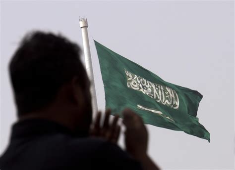 Saudi Arabia moves to redefine Islam-bearing green flag | AP News