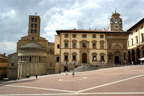 File:Arezzo - Piazza Grande.jpg - Wikipedia