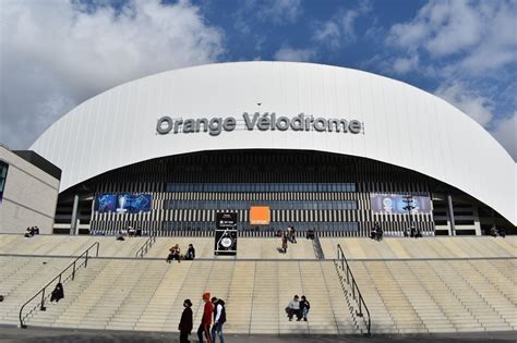 Aventurez-vous sur la pelouse du stade Vélodrome de Marseille jusqu'au ...