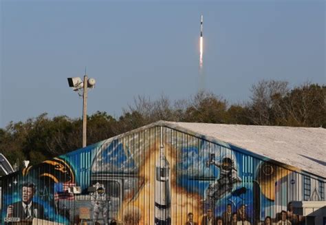 SpaceX crams in an extra Starlink in latest Cape Canaveral launch ...