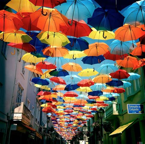 Los paraguas cubren las calles de Agueda, ¡otra vez!