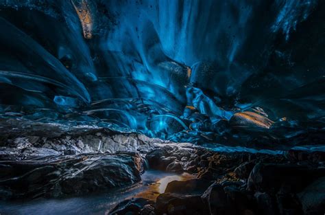 Stunning caves in an Icelandic glacier | 氷の洞窟, ヴァトナヨークトル, 地球