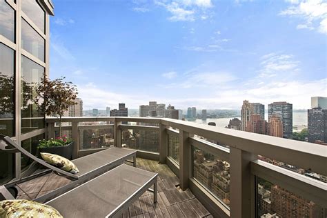 Spectacular Views And Urbane Style Shape Gorgeous New York City Apartment