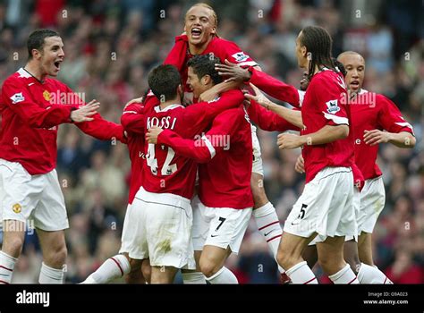 Manchester United's Cristiano Ronaldo (7) is congratulated after ...