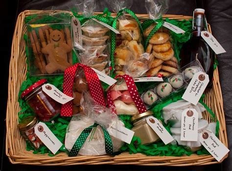 17 Baskets: Anomalous n Some Classic Christmas Gift Hamper Ideas