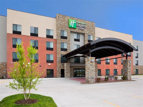 Affordable Davenport Hotel in Iowa | Holiday Inn Express & Suites Davenport