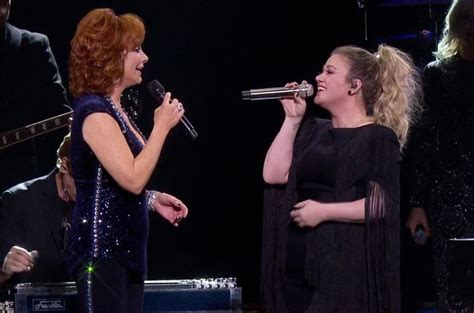 Kelly Clarkson Brings Out Reba McEntire At Nashville Show: Watch ...