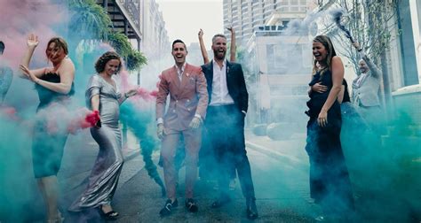 20 Colorful Smoke Bomb Inspiration for Your Wedding Portraits