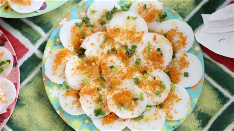 Banh Beo Tom Chay (Steamed Rice Cakes With Dried Shrimp) - YouTube