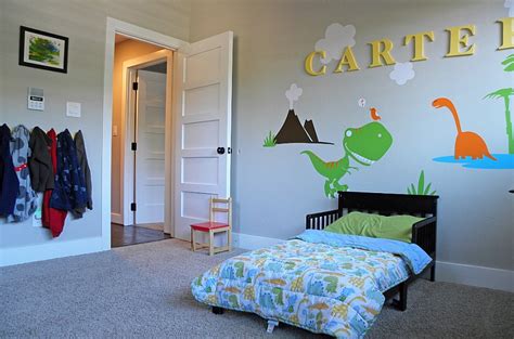 Kids Bedrooms With Dinosaur Themed Wall Art And Murals