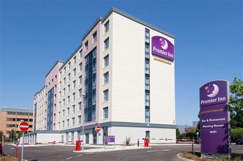 PREMIER INN LONDON GATWICK AIRPORT (MANOR ROYAL) HOTEL - Updated 2024 Prices & Reviews (Crawley ...