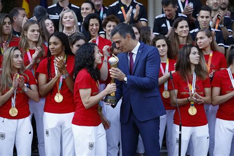 Spain’s prime minister says football federation president’s apologies for kissing Jennifer ...