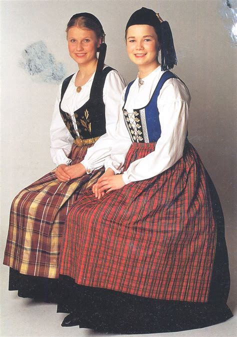 FolkCostume&Embroidery: Þjóðbúningurinn, National costumes of Iceland, part 2, Upphlutur