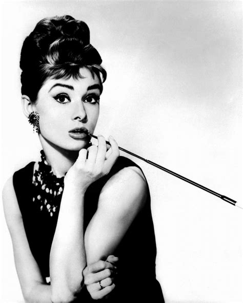 AUDREY HEPBURN IN FILM "BREAKFAST AT TIFFANY'S" - 8X10 PUBLICITY PHOTO (NN-223)