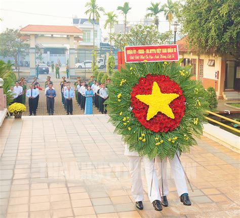 Lãnh đạo Quận 12 dâng hương, dâng hoa tưởng niệm các anh hùng liệt sĩ