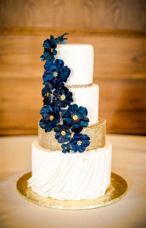 Navy blue and gold wedding cake | Wedding cake blue gold, Wedding cake ...