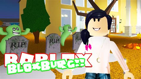 HALLOWEEN DECORATIONS in Roblox BLOXBURG - YouTube