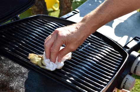 The Benefits Of Cleaning The Grill With An Onion - Homemaking.com ...