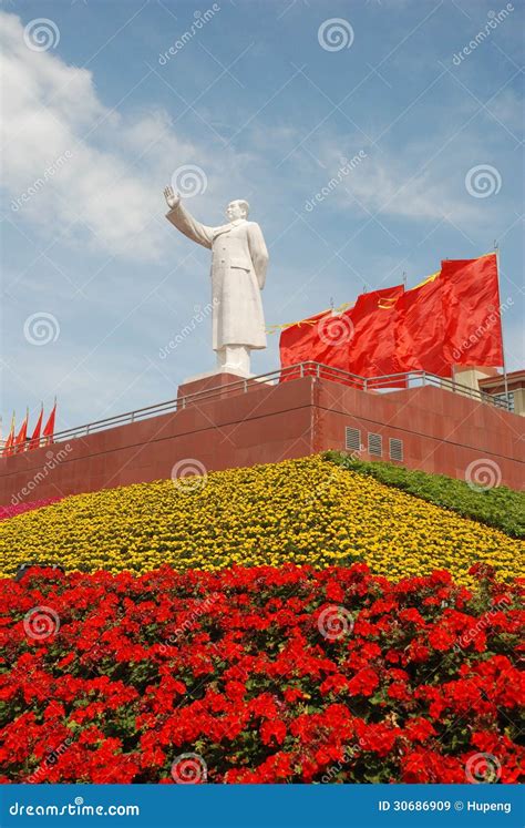 Statue of Mao Zedong in Chengdu Editorial Stock Image - Image of construction, chairman: 30686909