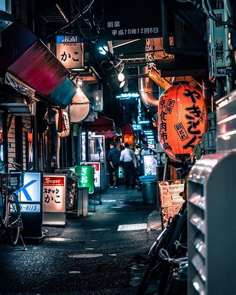 Vibrant Photos Capture the Energy of Tokyo Nightlife