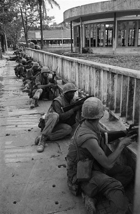 05 Feb 1968, Hue - US marines line up on a sidewalk during… | Flickr