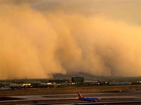 Massive dust storm sweeps through Phoenix