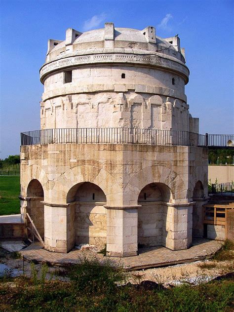 Гробница Теодориха в Равенне. Италия. 520 г. Tomb of Theodoric the Great Ravenna. faund. 520 ...