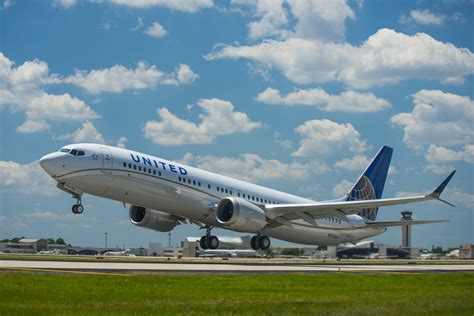 United Airlines' very first Boeing 737 MAX 9 takes off Houston George ...