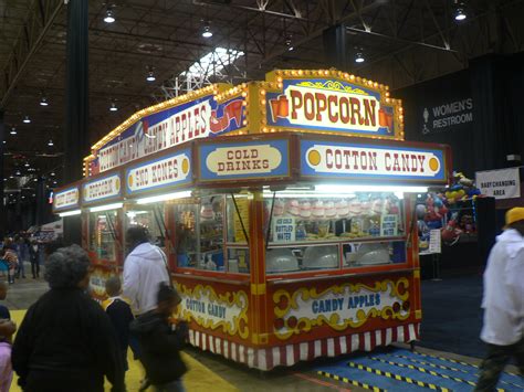 File:Fair food -popcorn, cotton candy, candy apples.jpg - Wikimedia Commons