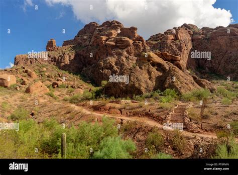 Camelback Mountain Echo Canyon recreation area trail in Phoenix ...