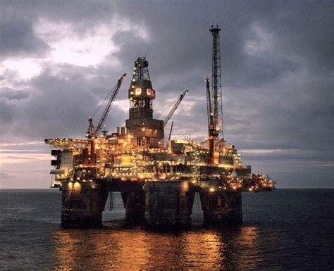 Looking for Pictures of Oil Rigs at Night | Oil rig, Oil rig jobs, Oil platform