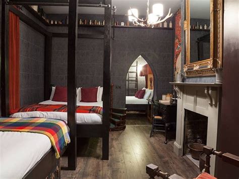 Harry Potter Fans Will Love This Awesome Hogwarts-Themed Hotel Room