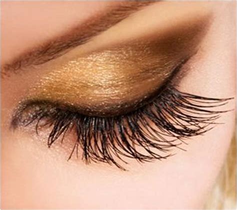 How to Wear Gold Eye Shadow