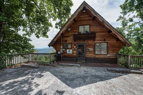 Smoky Mountain View Cabin in Gatlinburg w/ 3 BR (Sleeps6)