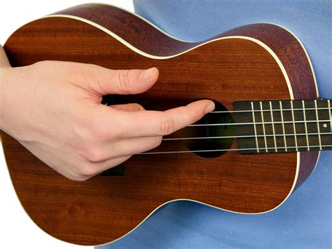 How to Strum the Ukulele | Spinditty